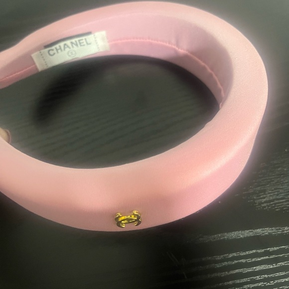 🔥Giveaway🔥 Pink Hairband with Gold Emblem - Picture 3 of 4